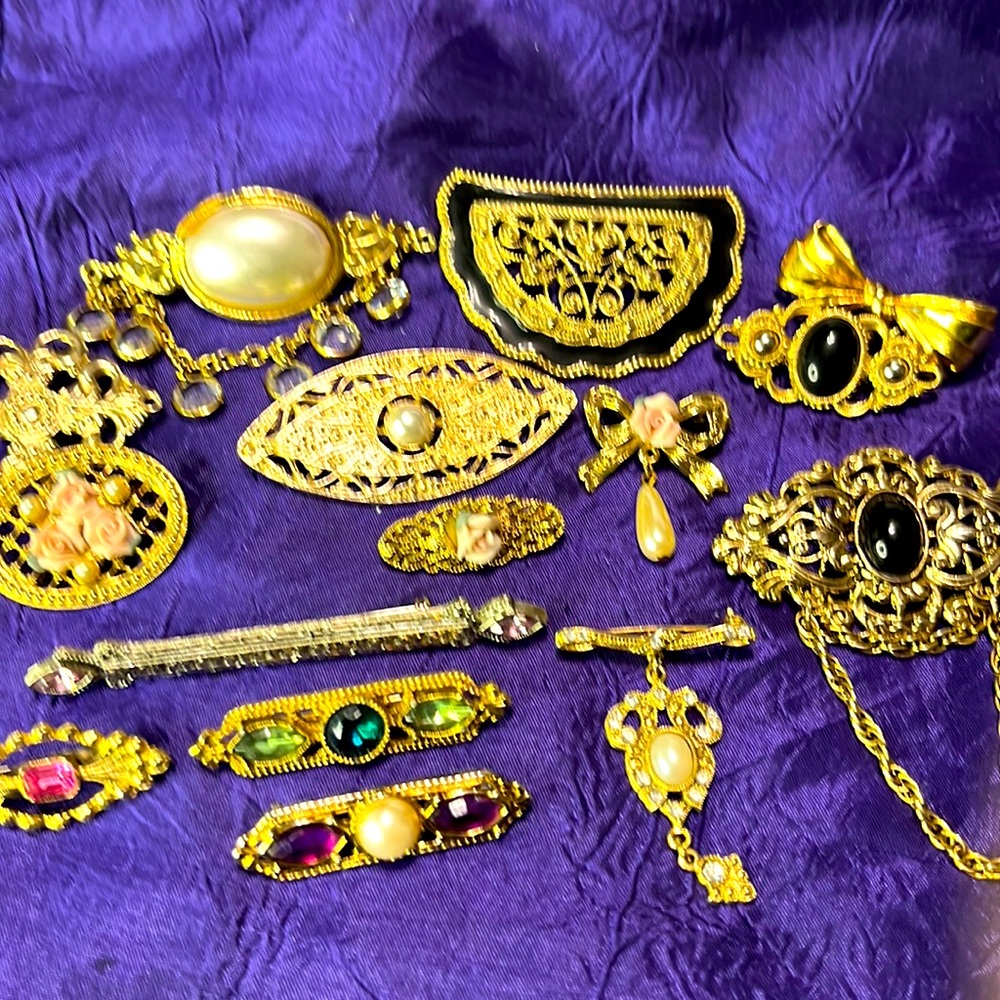 Multi  bundles of 1928 brooches